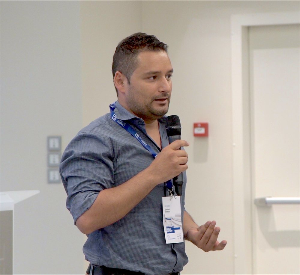 Tommaso Sorchiotti mentre parla a un evento